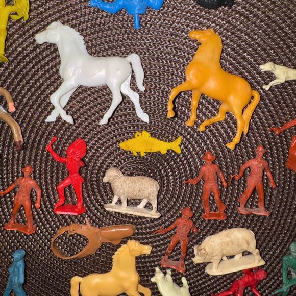 Vintage Plastic Toy Figures Lot – Cowboys, Indians, Horses, Soldiers & Animals - Picture 6 of 8